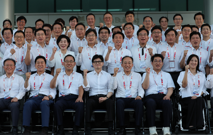 파이팅 외치는 국민의힘 의원들     (영종도=연합뉴스) 김주성 기자 = 국민의힘 한동훈 대표와 추경호 원내대표를 비롯한 의원들이 29일 오후 인천 영종도 인천국제공항공사 인재개발원에서 열린 국회의원 연찬회에서 기념촬영 하고 있다. 2024.8.29     utzza@yna.co.kr (끝)   <저작권자(c) 연합뉴스, 무단 전재-재배포, AI 학습 및 활용 금지> 연합뉴스