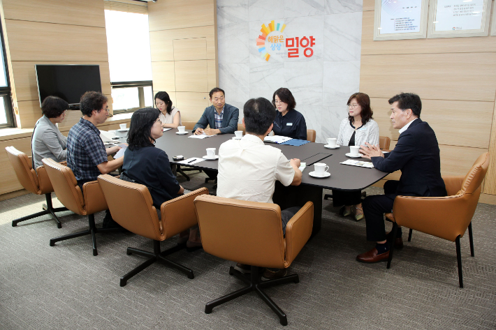 안병구 밀양시장이 29일 시장실에서 지역 내 교육관계자들과 소통간담회를 진행했다. 밀양시 제공