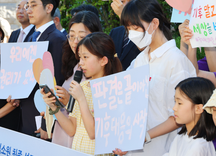 동생 사진 손에 쥐고 눈물 쏟은 초등생…"기후소송 승리, 희망 열렸다"[싸우는 사람들]