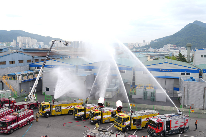 화재 진압 훈련. 부산소방재난본부 제공