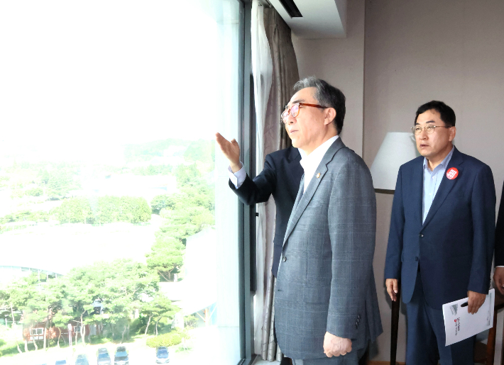 조태열 외교부장관이 30일 경주 보문단지 APEC 정상회의 주요 시설에 대한 현장 점검을 하고 있다. 경북도 제공