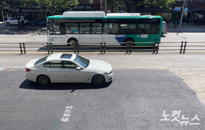 29일 연희동 성산로에서 땅꺼짐 현상으로 차량이 싱크홀에 빠지는 사고가 발생한 지점은 임시 복구가 완료된 상황이다. 장규석 기자 