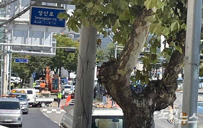 도로공사로 성산로 일대는 극심한 정체를 빚었다. 싱크홀 사고 현장에서 도로침하 복구공사 현장을 바라본 모습. 장규석 기자