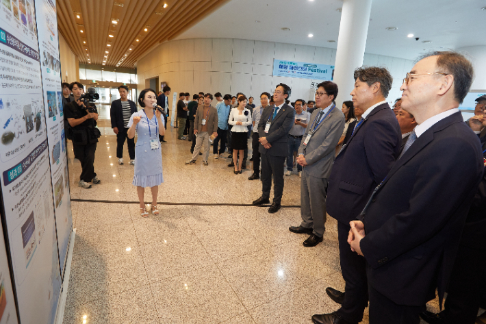 '제 1회 부산 동삼혁신지구 해양클러스터 페스티벌 개막식'이 30일 오후 부산해양박물관 대강당에서 열렸다. 박형준 부산시장 등 주요인사들이 개막식에 참여해 관련 기관 설명을 듣고 있다. 한국해양과학기술원 제공