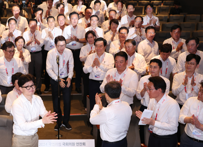 박수치는 국민의힘     (영종도=연합뉴스) 신준희 기자 = 국민의힘 한동훈 대표와 추경호 원내대표 등이 30일 인천 영종도 인천국제공항공사 인재개발원에서 열린 2024 국회의원 연찬회에서 결의문을 낭독한 뒤 박수를 치고 있다. 2024.8.30     hama@yna.co.kr (끝)   <저작권자(c) 연합뉴스, 무단 전재-재배포, AI 학습 및 활용 금지> 연합뉴스