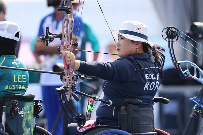 29일 프랑스 파리의 앙발리드에서 열린 2024 파리 패럴림픽 양궁 여자 컴파운드(W2등급) 랭킹 라운드에 출전한 정진영의 모습. 대한장애인체육회