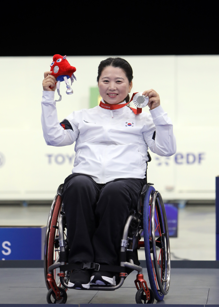 2024 파리 패럴림픽  사격 여자 10ｍ 공기소총 입사(스포츠등급 SH1) 은메달 획득 후 시상대에 오른 이윤리. 대한장애인체육회