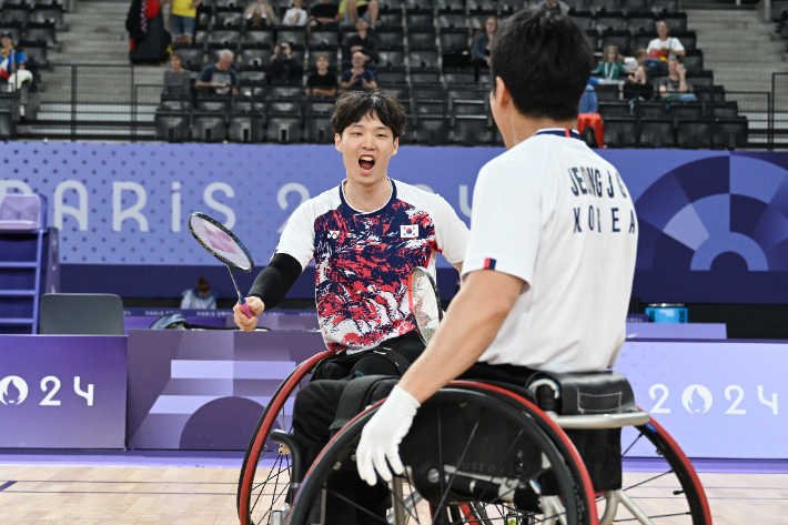 2024 파리 패럴림픽 배드민턴 WH1-2등급 남자 복식 조별예선 A조에서 3전 전승, 조 1위로 준결승에 오른 유수영-정재군 조. 대한장애인체육회