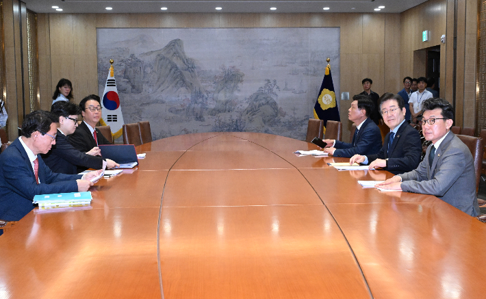 국민의힘 한동훈 대표와 더불어민주당 이재명 대표가 1일 오후 서울 여의도 국회 접견실에서 여야 대표 회담을 하고 있다. 연합뉴스