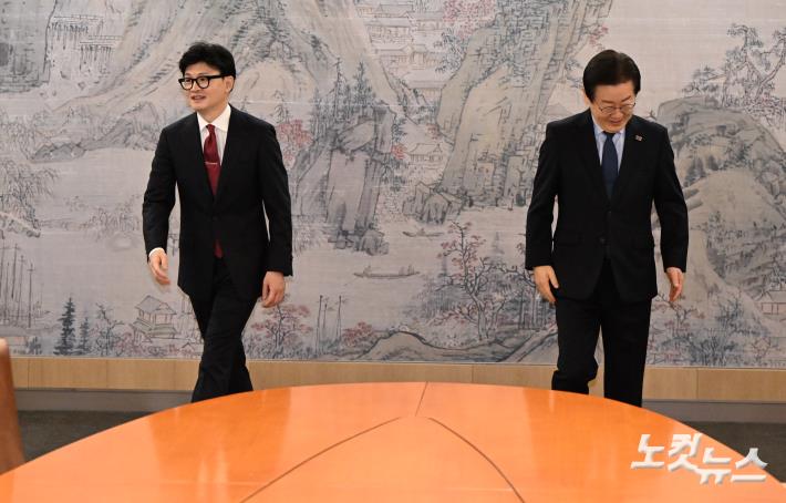 국민의힘 한동훈 대표와 더불어민주당 이재명 대표가 1일  국회에서 열린 채상병 특검법, 금융투자소득세 폐지, 전 국민 25만원 지원법 등을 논의하는 회담장에 입장하고 있다.