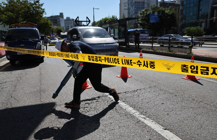 땅 꺼짐(싱크홀) 사고가 발생했던 서울 서대문구 연희동 성산로 인근에서 30일 오전 도로 침하가 발견돼 관계자들이 현장 조사를 하고 있다. 연합뉴스