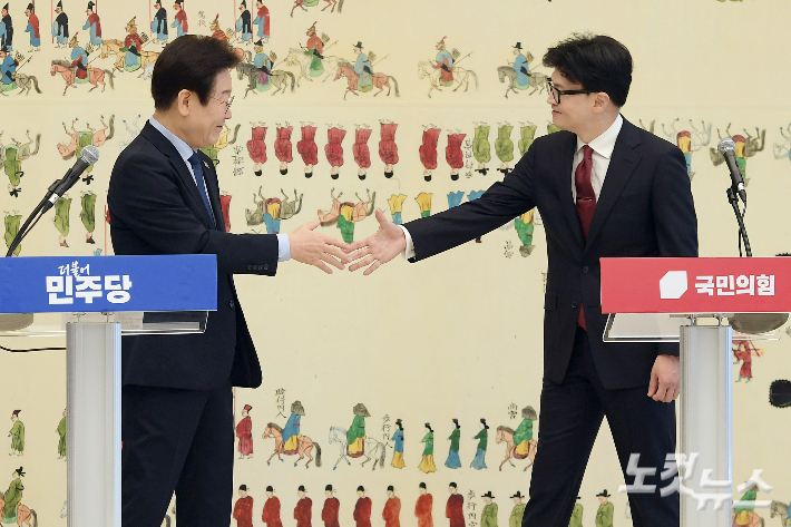 국민의힘 한동훈 대표와 더불어민주당 이재명 대표가 1일 서울 여의도 국회에서 열린 여야 대표 회담에서 모두발언을 마치고 악수를 하고 있다. 윤창원 기자