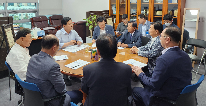 전라남도와 여순유족회장단은 21일 국회를 찾아 여순사건특별법 개정을 요청했다. 전라남도 제공