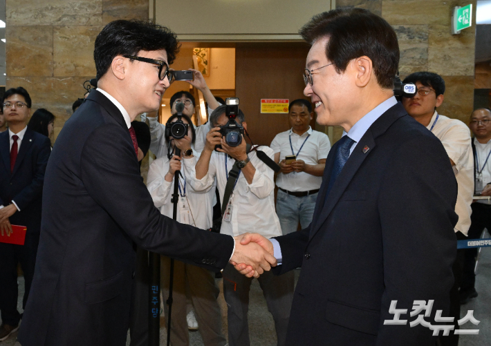 국민의힘 한동훈 대표와 더불어민주당 이재명 대표가 1일 서울 여의도 국회에서 열린 여야 대표 회담에 앞서 인사를 하고 있다. 윤창원 기자