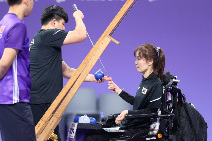 보치아 강선희와 그의 보조 박세열(왼쪽). 대한장애인체육회