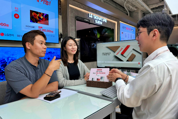 롯데백화점 LG 가전 매장에서 구독 서비스를 매장 직원에게 상담받는 모습. 롯데백화점 제공