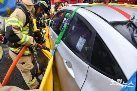 전기차 화재 대응 훈련...이동식 수조를 이용한 침수소화