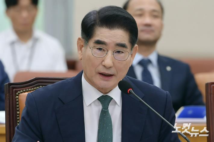 의원 질의에 답변하는 김용현 국방부 장관 후보자