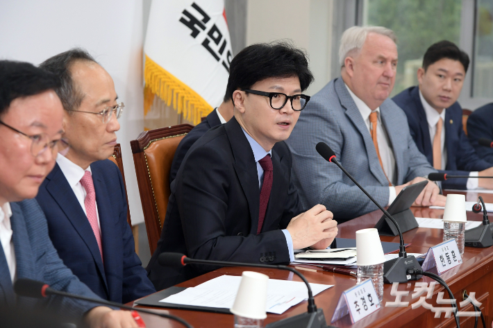 국민의힘 한동훈 대표가 2일 서울 여의도 국회에서 열린 최고위원회의에서 모두발언을 하고 있다. 윤창원 기자