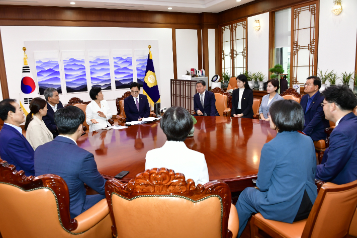 광주광역시의회는 2일, 서울 여의도 국회에서 열린 '국회, 광주의 날' 행사에서 우원식 국회의장을 예방하고 신속한 지방 의회법의 제정을 국회에 건의했다. 광주광역시의회 제공