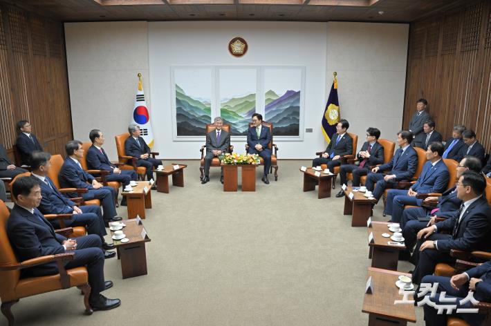 우원식 국회의장이 2일 오후 서울 여의도 국회본청 의장접견실에서 열린 제22대국회 개원식 겸 정기회 개회식 사전환담에서 발언하고 있다.(왼쪽부터) 김민기 국회사무총장, 최재해 감사원장, 노태악 중앙선거관리위원장, 한덕수 국무총리, 이종석 헌법재판소장, 조희대 대법원장, 우원식 국회의장, 이재명 더불어민주당 당대표, 한동훈 국민의힘 당대표, 조국 조국혁신당 당대표, 이학영 국회부의장, 주호영 국회부의장, 박찬대 더불어민주당 원내대표.