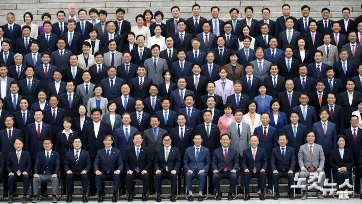 제22대 국회의원들이 2일 국회 개회식이 끝난 뒤 국회 본청 앞에서 단체기념사진촬영을 하고있다.