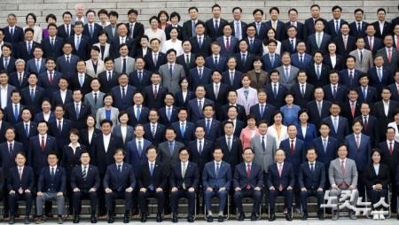 제22대 국회의원들이 2일 국회 개회식이 끝난 뒤 국회 본청 앞에서 단체기념사진촬영을 하고있다.