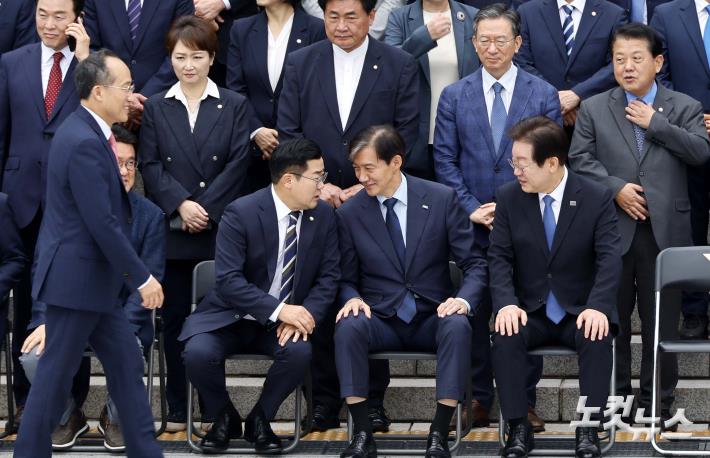 2일 국회 개회식이 끝난 뒤 국회 본청 앞에서 단체기념사진촬영을 찍기전 의원들이 대화를 하고있다.