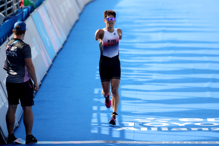 결승선으로 들어오는 김황태. 대한장애인체육회