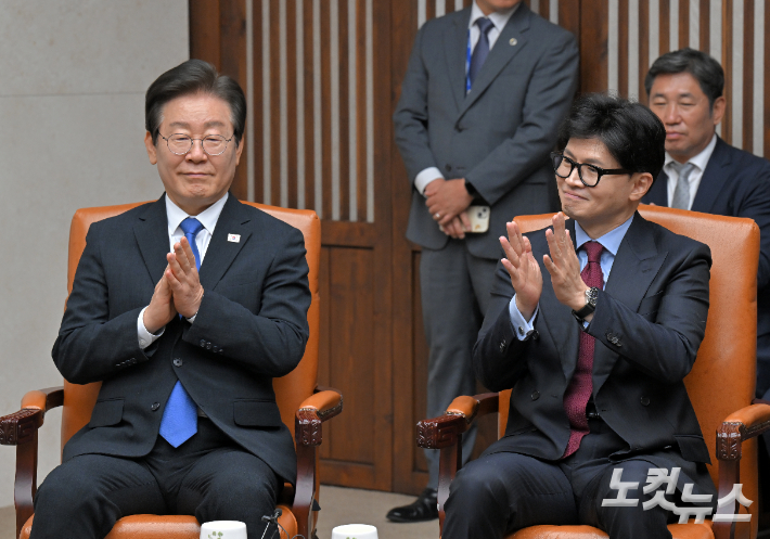 국민의힘 한동훈 대표와 더불어민주당 이재명 대표가 2일 오후 서울 여의도 국회본청 의장접견실에서 열린 제22대국회 개원식 겸 정기회 개회식 사전환담에서 우원식 국회의장의 발언에 박수치고 있다. 윤창원 기자