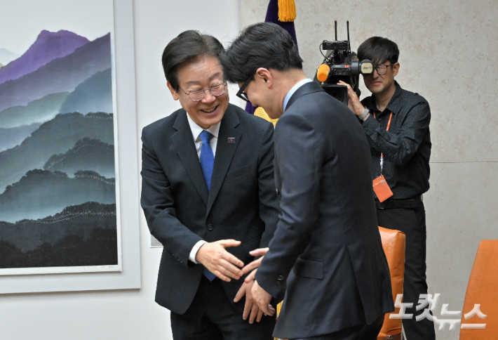 국민의힘 한동훈 대표와 더불어민주당 이재명 대표가 2일 오후 서울 여의도 국회본청 의장접견실에서 열린 제22대국회 개원식 겸 정기회 개회식 사전환담에서 인사하고 있다. 윤창원 기자