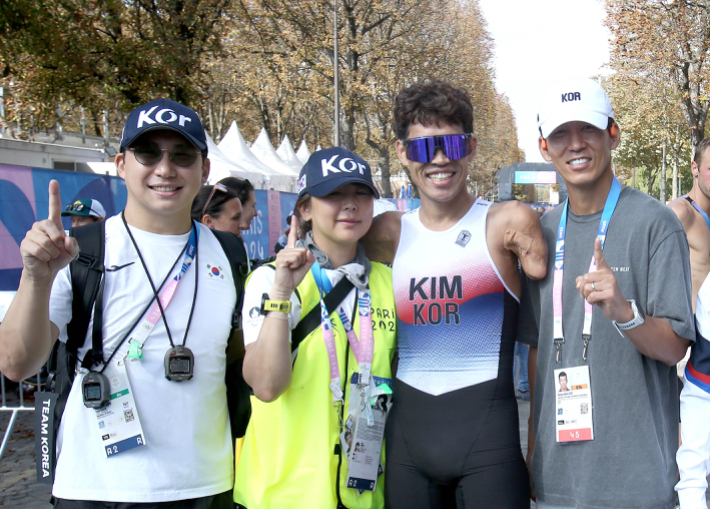 완주 후 기념사진을 촬영하는 김황태(오른쪽 두 번째). 대한장애인체육회