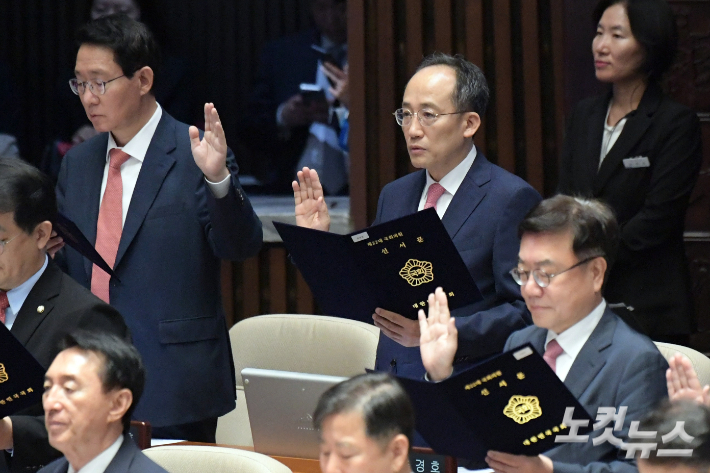 2일 서울 여의도 국회 본회의장에서 열린 제22대 국회 개원식 겸 제418회 국회(정기회) 개회식에서 국민의힘 추경호 원내대표가 선서를 하고 있다. 윤창원 기자