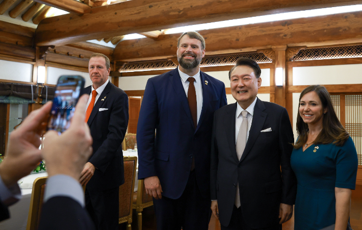 윤석열 대통령이 2일 청와대 상춘재에서 개최한 미국 연방 상원의원 및 배우자 초청만찬에서 케이티 브릿 상원의원(오른쪽), 남편 웨슬리 브릿과 기념 촬영을 하고 있다. 대통령실 제공