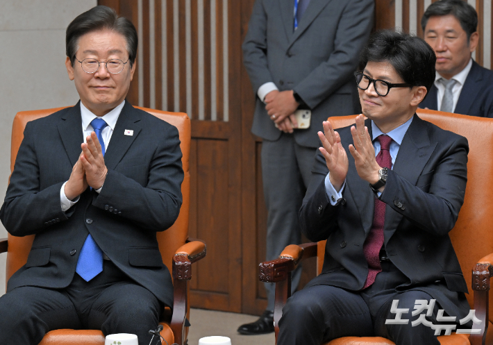 국민의힘 한동훈 대표와 더불어민주당 이재명 대표가 2일 오후 서울 여의도 국회본청 의장접견실에서 열린 제22대국회 개원식 겸 정기회 개회식 사전환담에서 우원식 국회의장의 발언에 박수치고 있다. 윤창원 기자