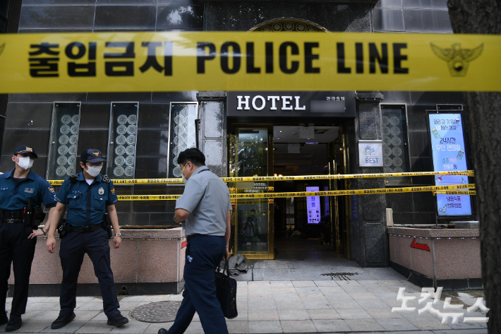 23일 전날 화재가 발생한 경기 부천시의 한 호텔이 출입통제되고 있다. 지난달 22일 오후 발생한 이번 화재로 7명이 숨지고 12명이 중경상을 입었다. 부천=박종민 기자