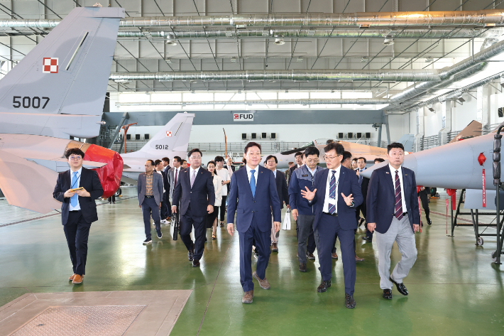 경남대표단 폴란드 민스크 공군기지 방문. 경남도청 제공