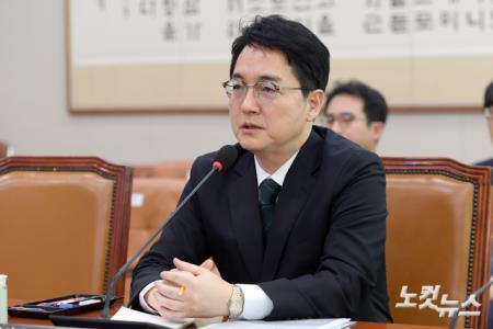 심우정 검찰총장 후보자가 3일 서울 여의도 국회에서 열린 법제사법위원회 인사청문회에서 질의에 답변을 하고 있다.