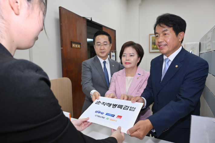 더불어민주당 박성준(왼쪽부터), 조국혁신당 정춘생, 진보당 윤종오 의원이 3일 오후 국회 의안과에 야5당이 공동발의한 순직해병특검법안을 제출하고 있다. 연합뉴스