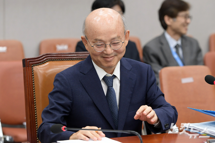 안창호 국가인권위원회 위원장 후보자가 3일 서울 여의도 국회에서 열린 인사청문회에서 미소짓고 있다. 윤창원 기자