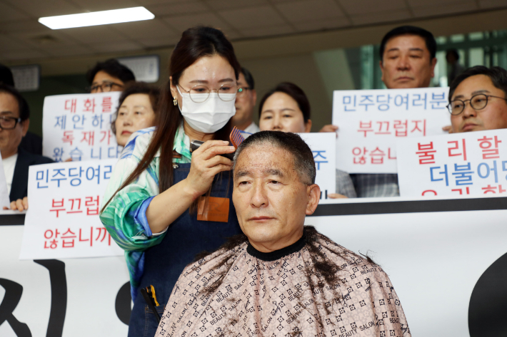 수원시의회 후반기 원구성 과정에서 민주당 측이 의장단, 상임위 자리 등을 독차지한 데 대해 반발하며 일부 젊은 의원들을 제외하고 국민의힘 의원들이 릴레이 삭발을 진행했다. 수원특례시의회 제공