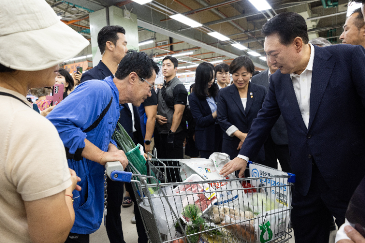 윤석열 대통령이 추석 명절을 앞두고 3일 서울 도봉구 농협 하나로마트 창동점을 찾아 물가 점검을 하며 장을 본 시민과 대화하고 있다. 연합뉴스