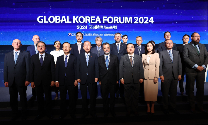 3일 서울 중구 소공동 롯데호텔에서 열린 2024 국제한반도포럼 개회식에서 반기문 전 유엔 사무총장, 현인택 전 통일부 장관을 비롯한 참석자들이 기념촬영을 하고 있다. 연합뉴스