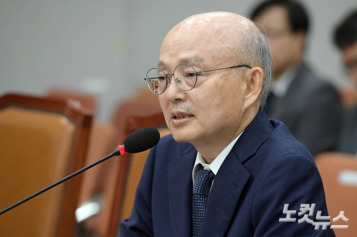 안창호 국가인권위원회 위원장 후보자가 3일 서울 여의도 국회에서 열린 인사청문회에서 의원 질의에 답변을 하고 있다. 윤창원 기자