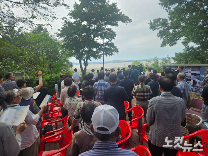 "우리의 소원은 통일". 평화통일기도교회 건립예배에 참석한 이들이 북녘 땅을 바라보며 통일의 노래를 부르고 있다. 송주열 기자