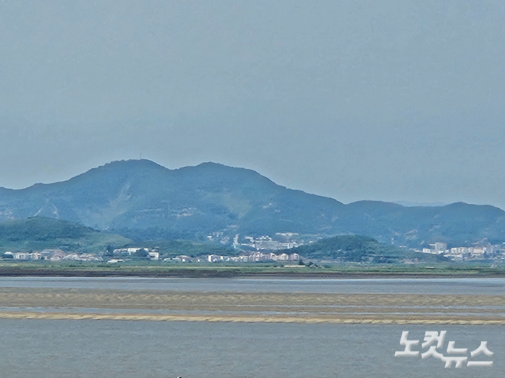 평화통일기도교회 건립 예정지에서 바라본 황해도 연백군의 한 마을. 교동도에서 북한 땅과의 거리는 2.6km에 불과하다. 송주열 기자