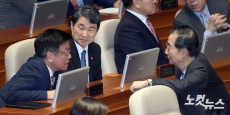 최상목-이주호 부총리와 대화하는 한덕수 총리