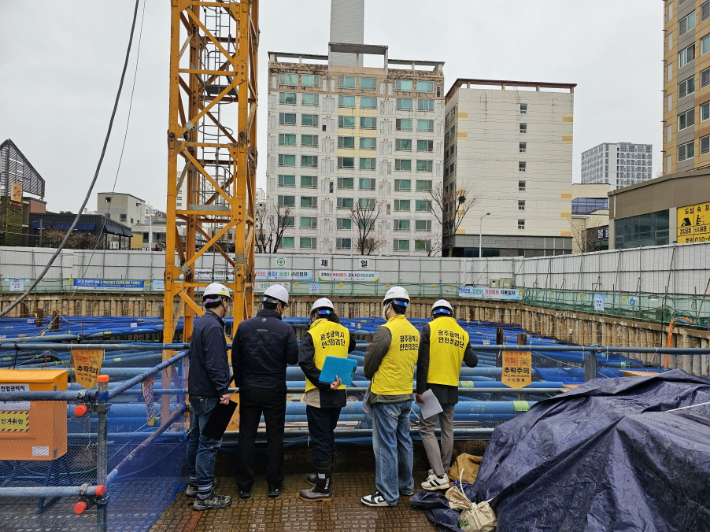 광주광역시는 오는 10월 7일까지 건설공사장 추락 사고와 타워크레인 사고를 예방하기 위한 긴급 안전점검을 실시한다. 공사 현장 자료 사진. 광주광역시 제공