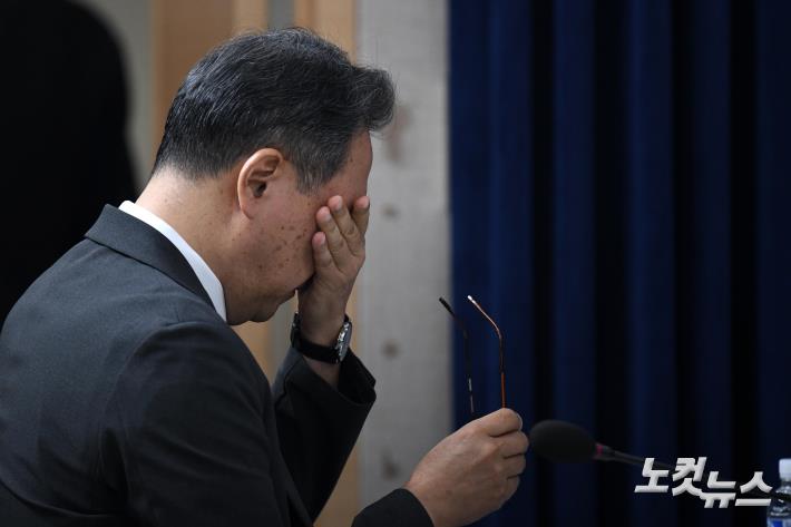 브리핑 준비하는 박민수 차관