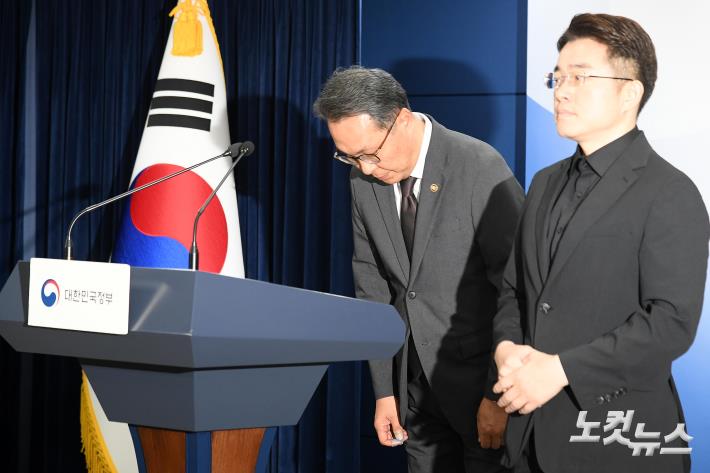 인사하는 박민수 차관